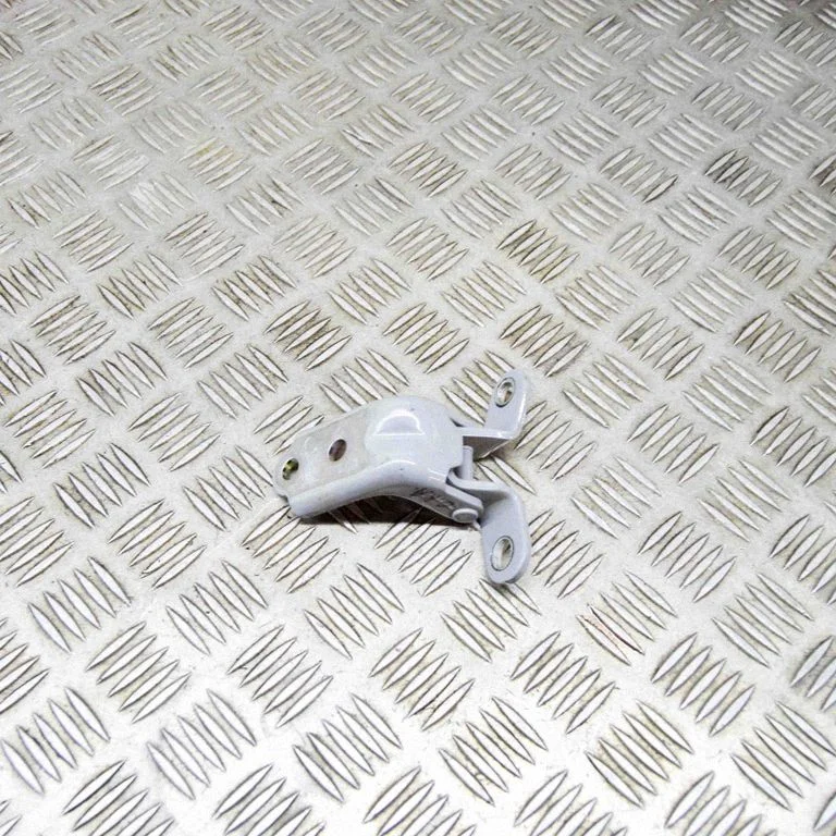 Aizmugurējā apakšējā eņģe – kreisā