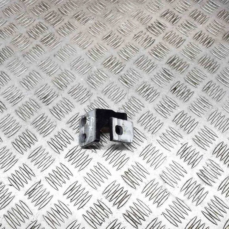 Aizmugurējā apakšējā eņģe – kreisā