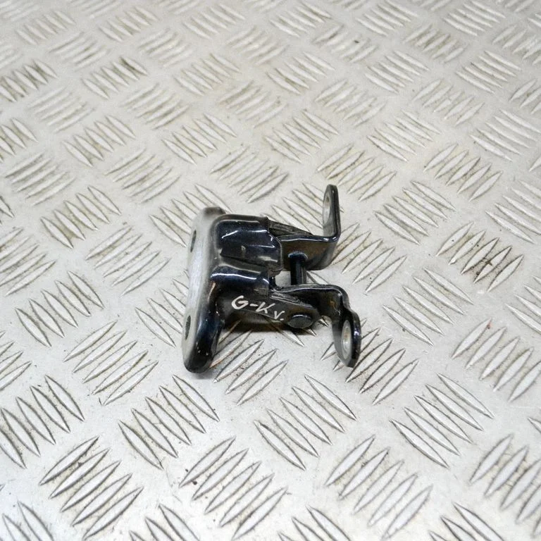 Aizmugurējā apakšējā eņģe – kreisā