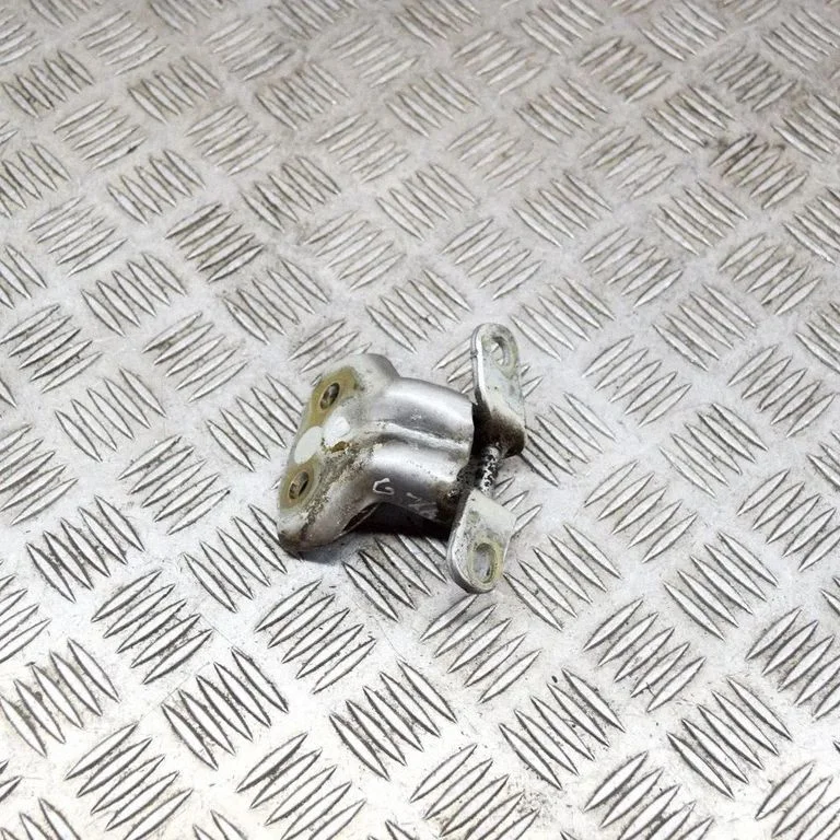 Aizmugurējā apakšējā eņģe – kreisā