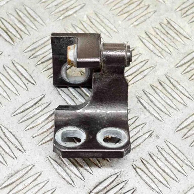 Aizmugurējā apakšējā eņģe A048903