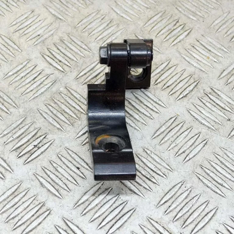 Aizmugurējā apakšējā eņģe A046574