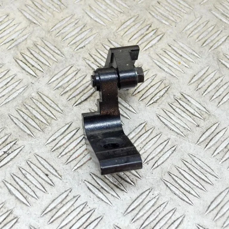Aizmugurējā apakšējā eņģe A046574
