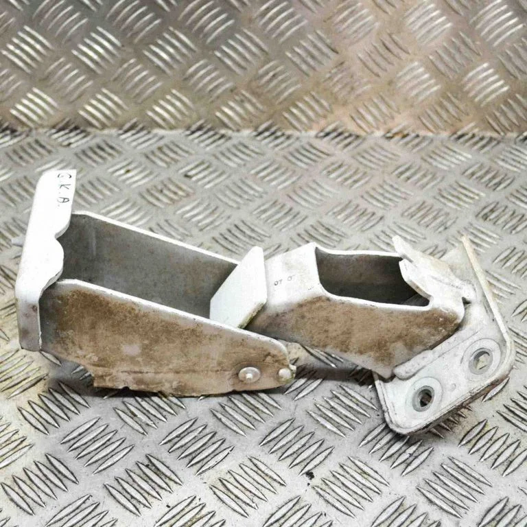 Aizmugurējā apakšējā eņģe – kreisā