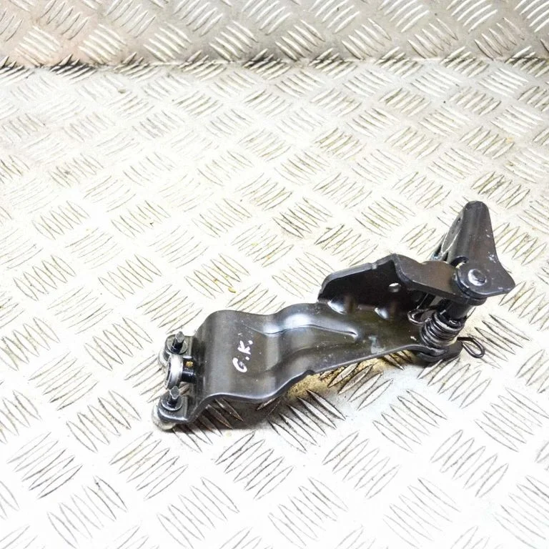 Aizmugurējā apakšējā eņģe – kreisā