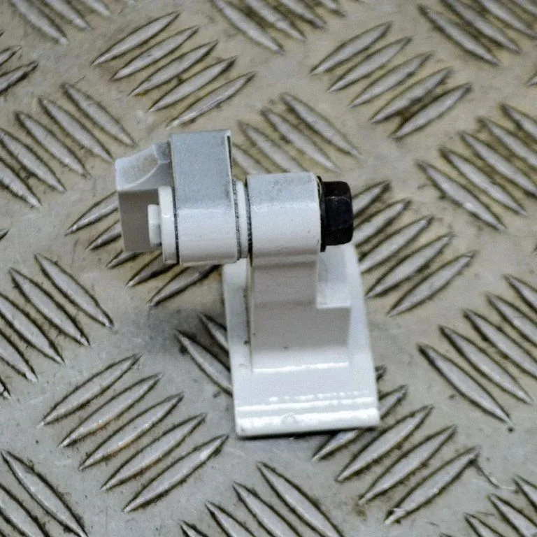 Aizmugurējā apakšējā eņģe A047058
