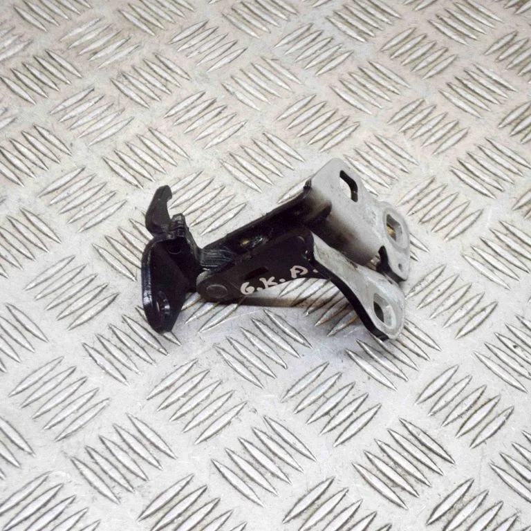 Aizmugurējā apakšējā eņģe – kreisā