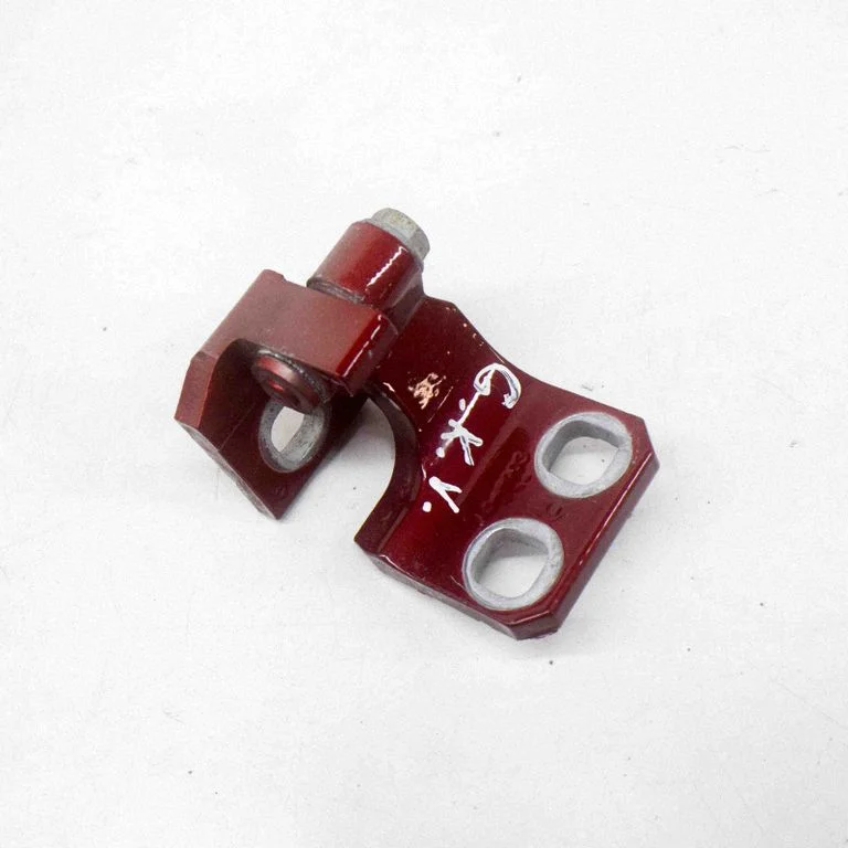 Rear door lower hinge A048903