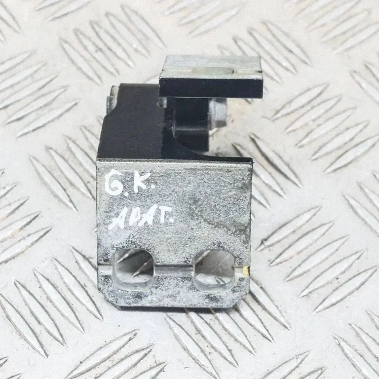 Aizmugurējā apakšējā eņģe A048903