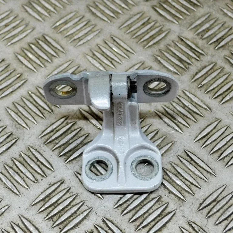 Aizmugurējā apakšējā eņģe BJ32228A67CB