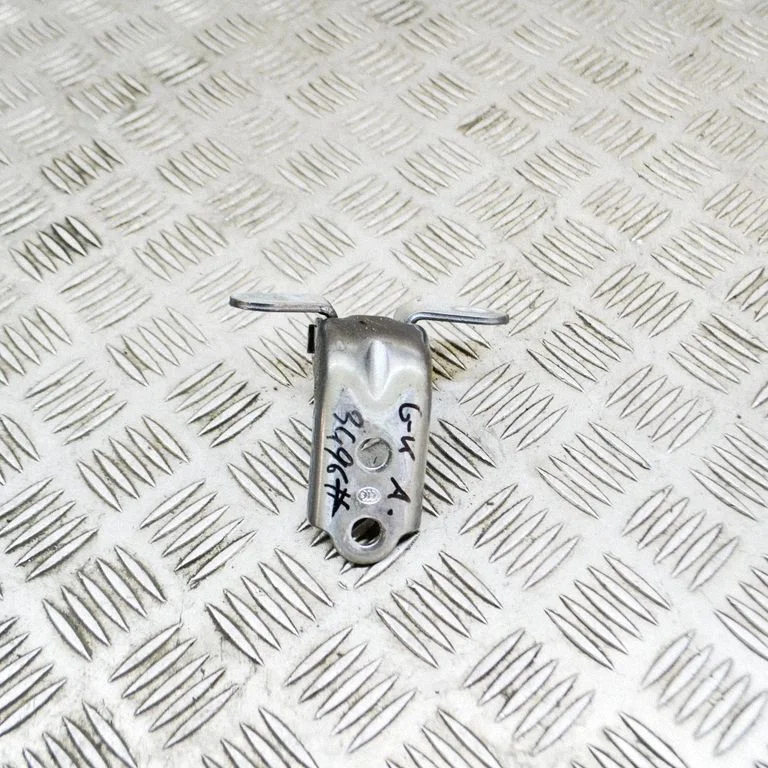Aizmugurējā apakšējā eņģe – kreisā