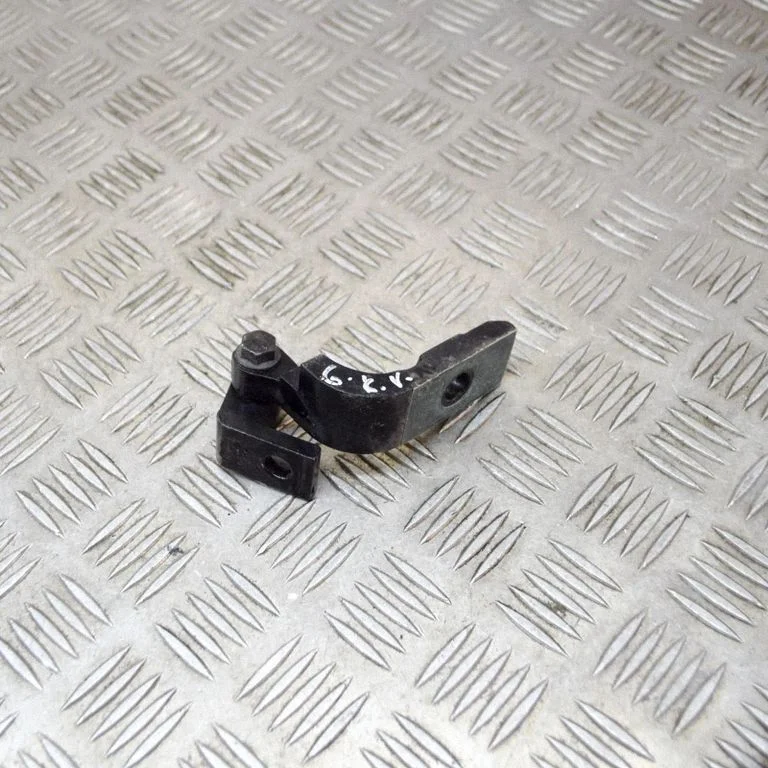 Aizmugurējā apakšējā eņģe A046574