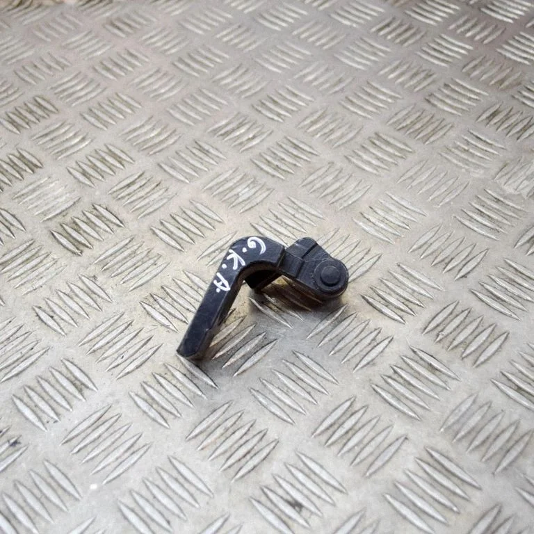 Aizmugurējā apakšējā eņģe A046574