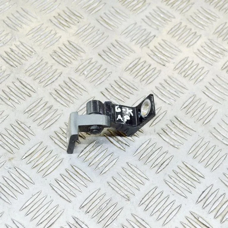 Aizmugurējā apakšējā eņģe 8K0831401A