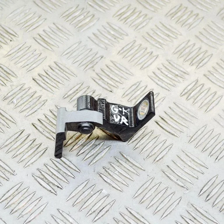 Aizmugurējā apakšējā eņģe 8K0831401A
