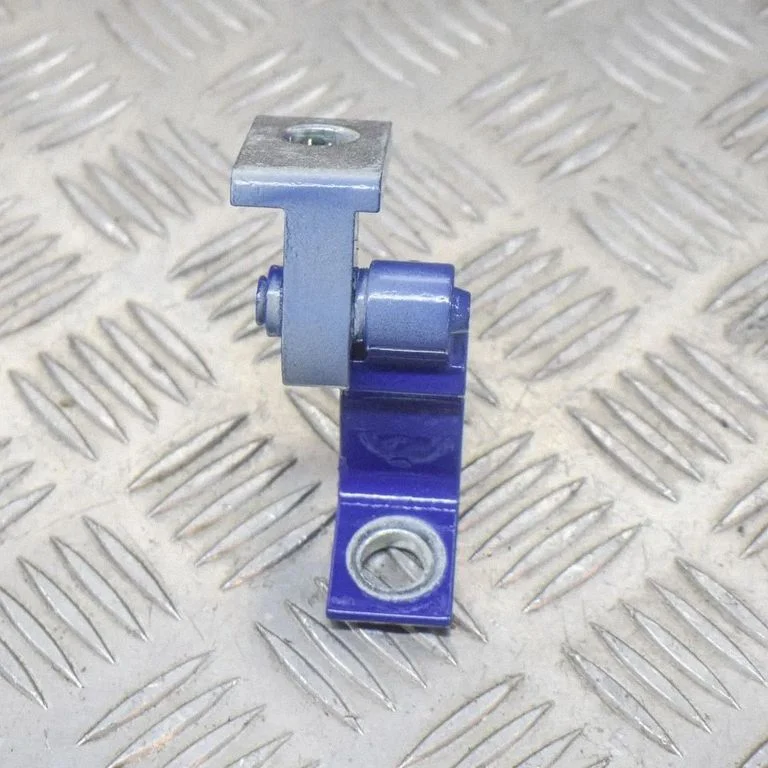 Aizmugurējā apakšējā eņģe 8K0831401E
