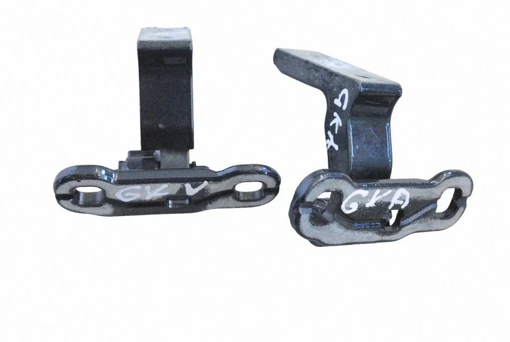 Rear door lower hinge 31424587