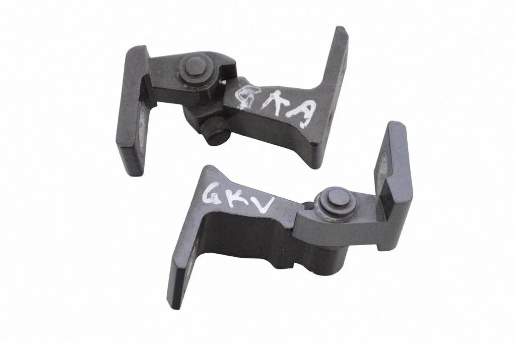 Aizmugurējā apakšējā eņģe 8K0831402A