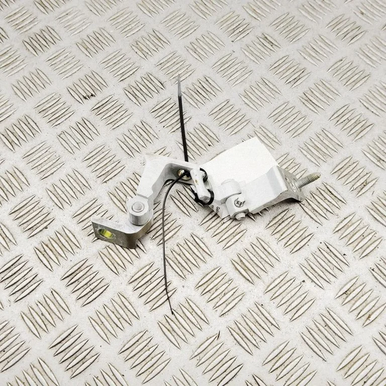 Komplet zawiasów drzwi tylnych 8V5833403C