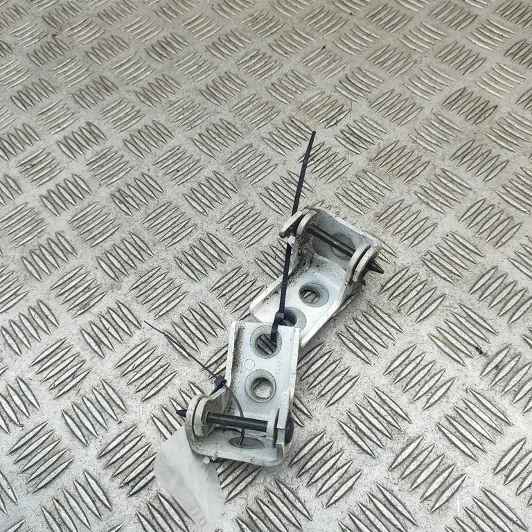 Aizmugurējo eņģu komplekts 9671887180