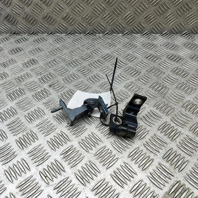Tagaukse hingede komplekt 8W0833404A