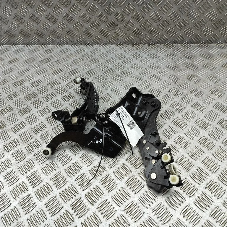 Rear door hinge set 7T0843304P
