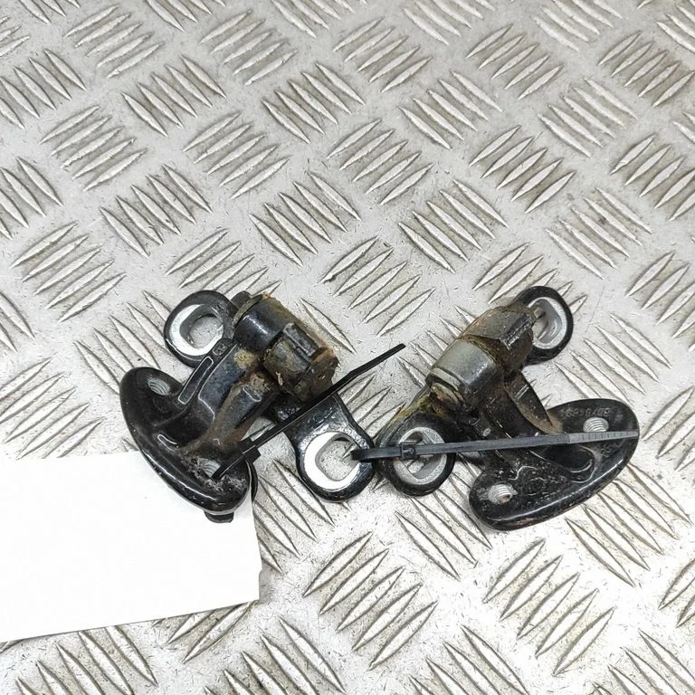 Tagaukse hingede komplekt – Volvo V50 (2008-2012)