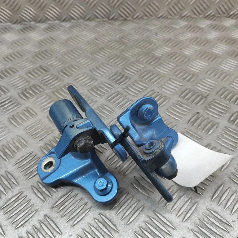 Tagaukse hingede komplekt A1767300637