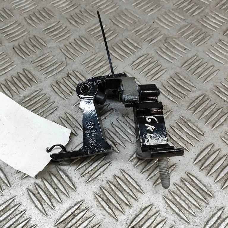 Tagaukse hingede komplekt 4M0831403A