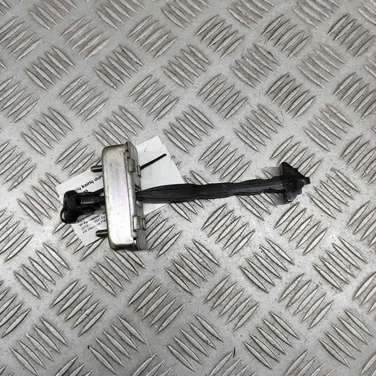 Aizmugurējo durvju atvēršanas ierobežotājs KB7W72270A