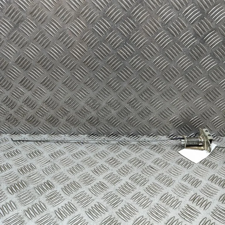 Aizmugurējo durvju slēdzene – labā