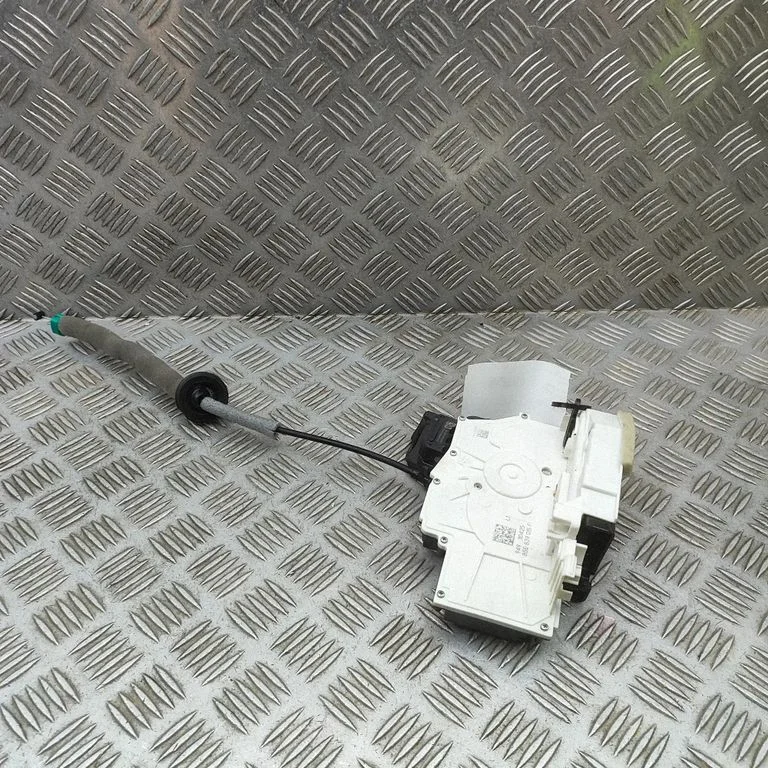 Rear door lock 85E839015F
