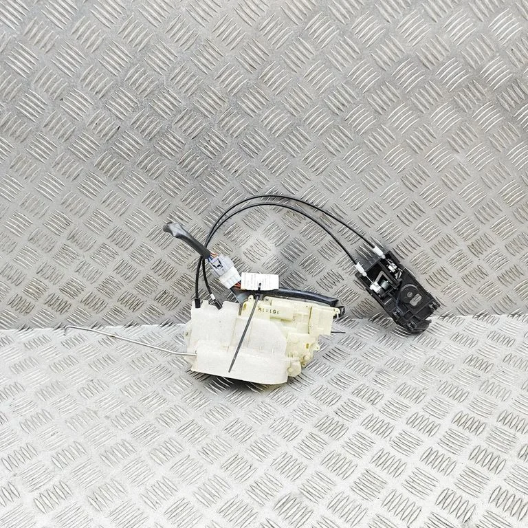 Aizmugurējo durvju slēdzene 8982317801