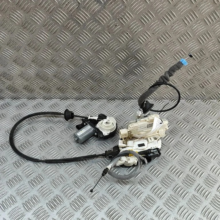 Aizmugurējo durvju slēdzene 4M0839003