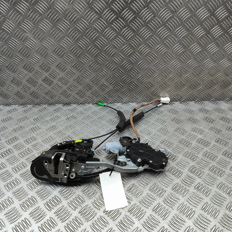 Aizmugurējo durvju slēdzene 6906050110
