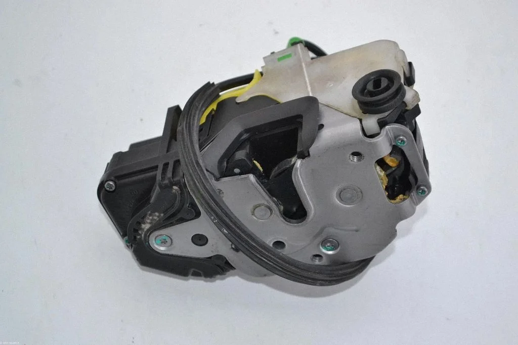 Rear door lock – Opel Insignia A (2008-2017)