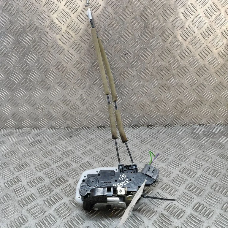 Aizmugurējo durvju slēdzene 825004NP0C