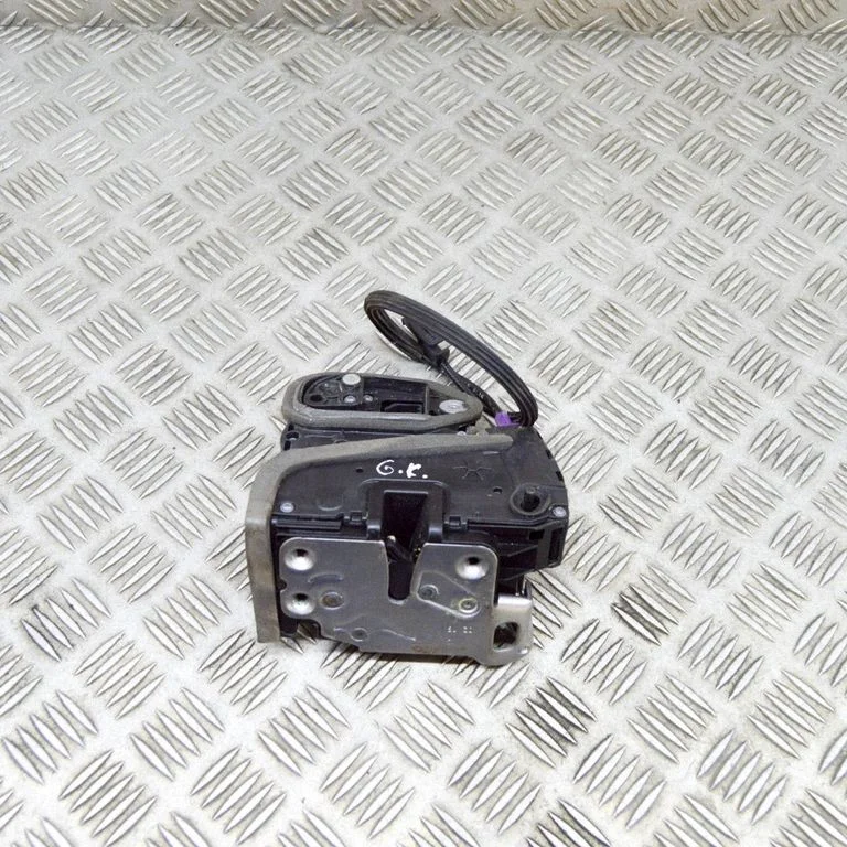 Aizmugurējo durvju slēdzene 915C303907718S