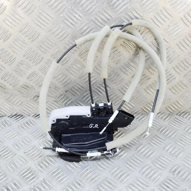 Aizmugurējo durvju slēdzene 825003NL1A