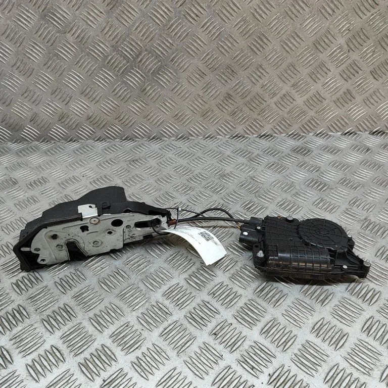 Aizmugurējo durvju slēdzene 7185688