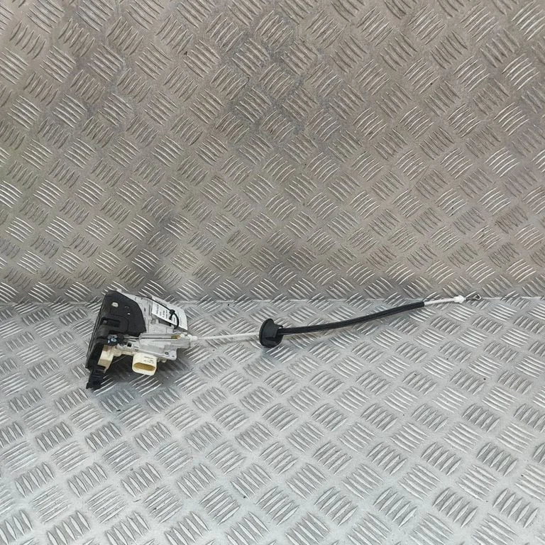 Aizmugurējo durvju slēdzene 3C4839015