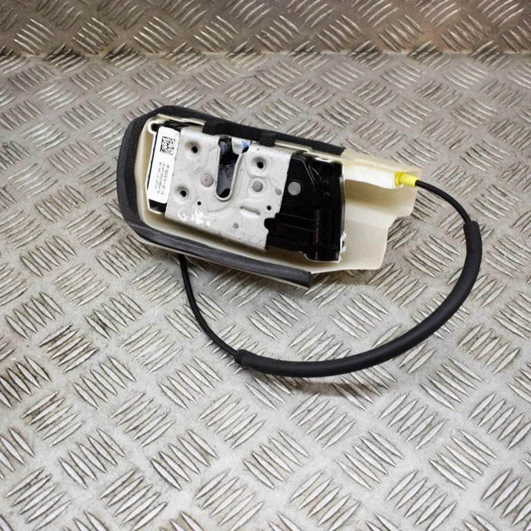 Aizmugurējo durvju slēdzene 150067400A