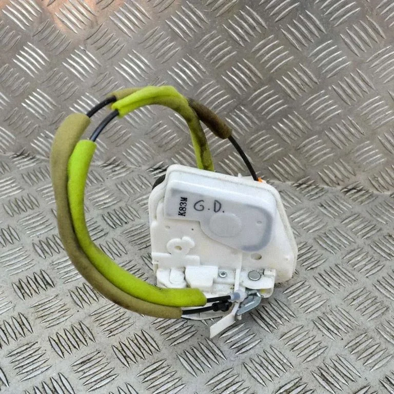 Aizmugurējo durvju slēdzene 4G16C0675