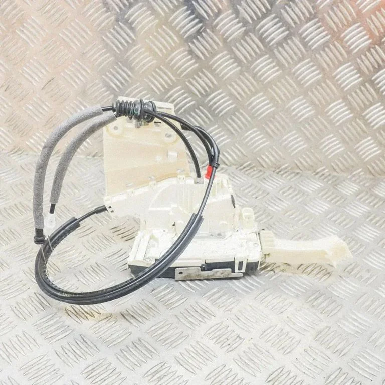 Aizmugurējo durvju slēdzene 5203206900