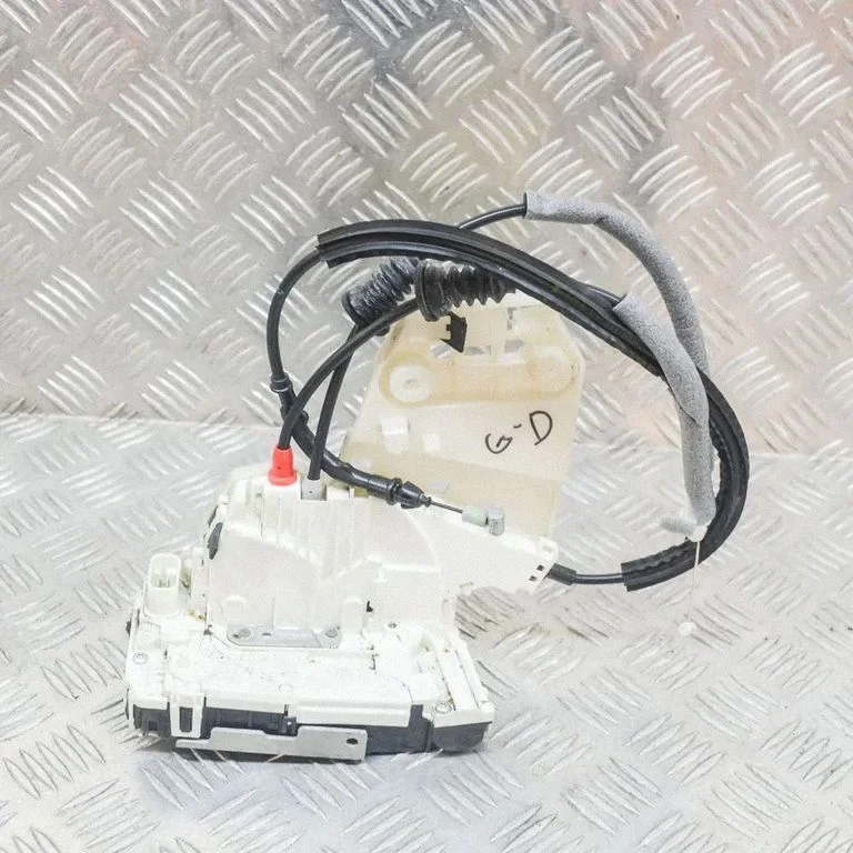 Aizmugurējo durvju slēdzene P5203206800