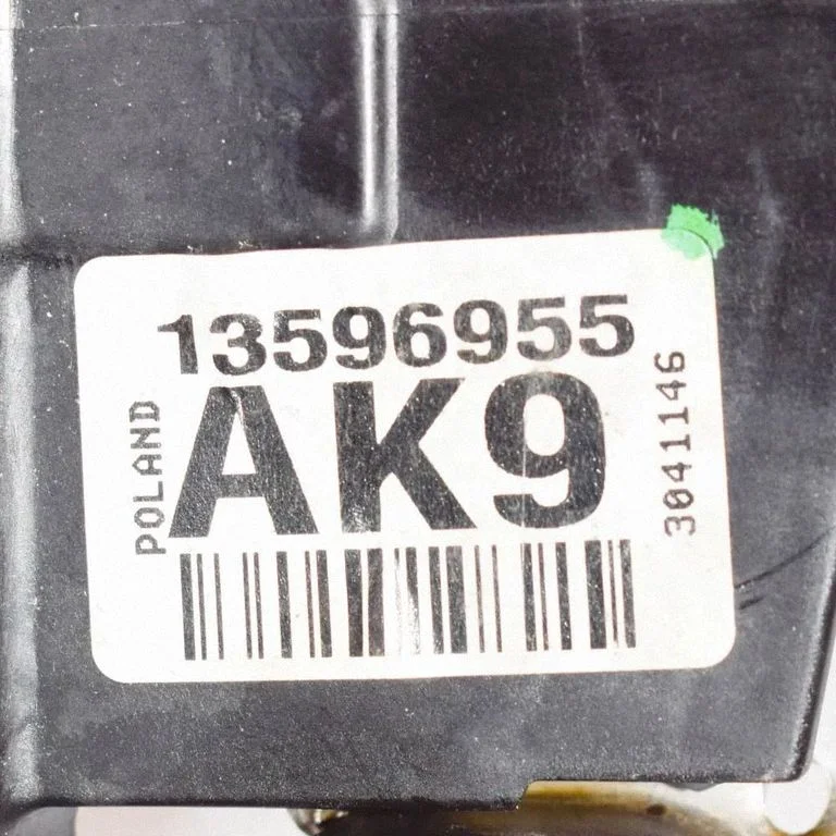 Aizmugurējo durvju slēdzene – kreisā