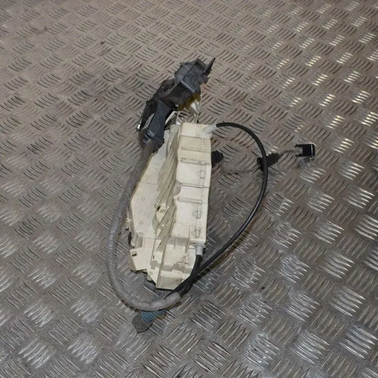 Tagaukse lukk – Mercedes-Benz S-klass W221 (2005-2013)