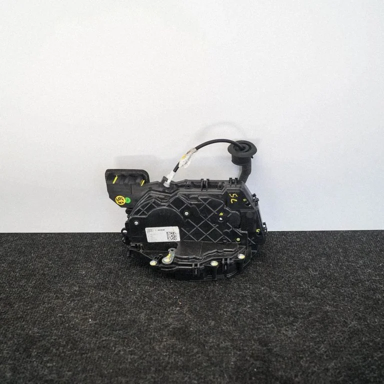 Aizmugurējo durvju slēdzene 8W0839015