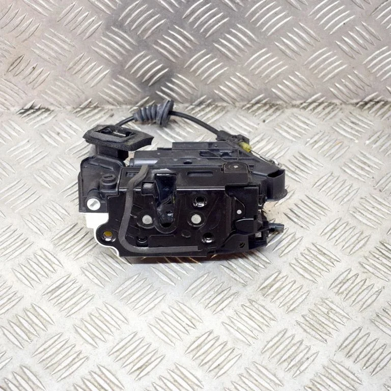 Aizmugurējo durvju slēdzene 5K4839015R