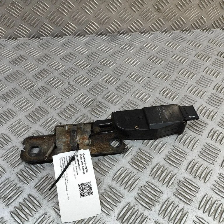 Rear door lock loop/hook striker – Audi Q7 4L (2005-2015)